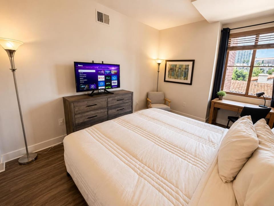 Wake Up to a Cozy, Carefully-Styled Apartment / Palm Apartment in Westwood