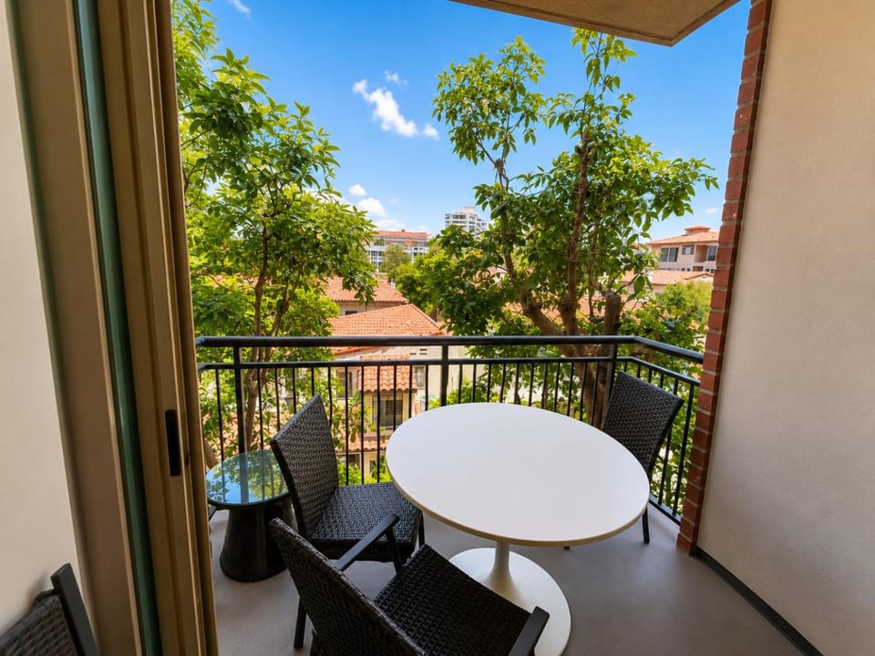 Wake Up to a Cozy, Carefully-Styled Apartment / Palm Apartment in Westwood