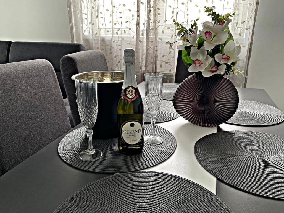 Living room, Seating area, Alcoholic drinks