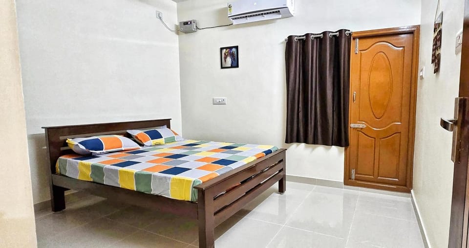 Bed, Photo of the whole room, Bedroom, wardrobe, air conditioner