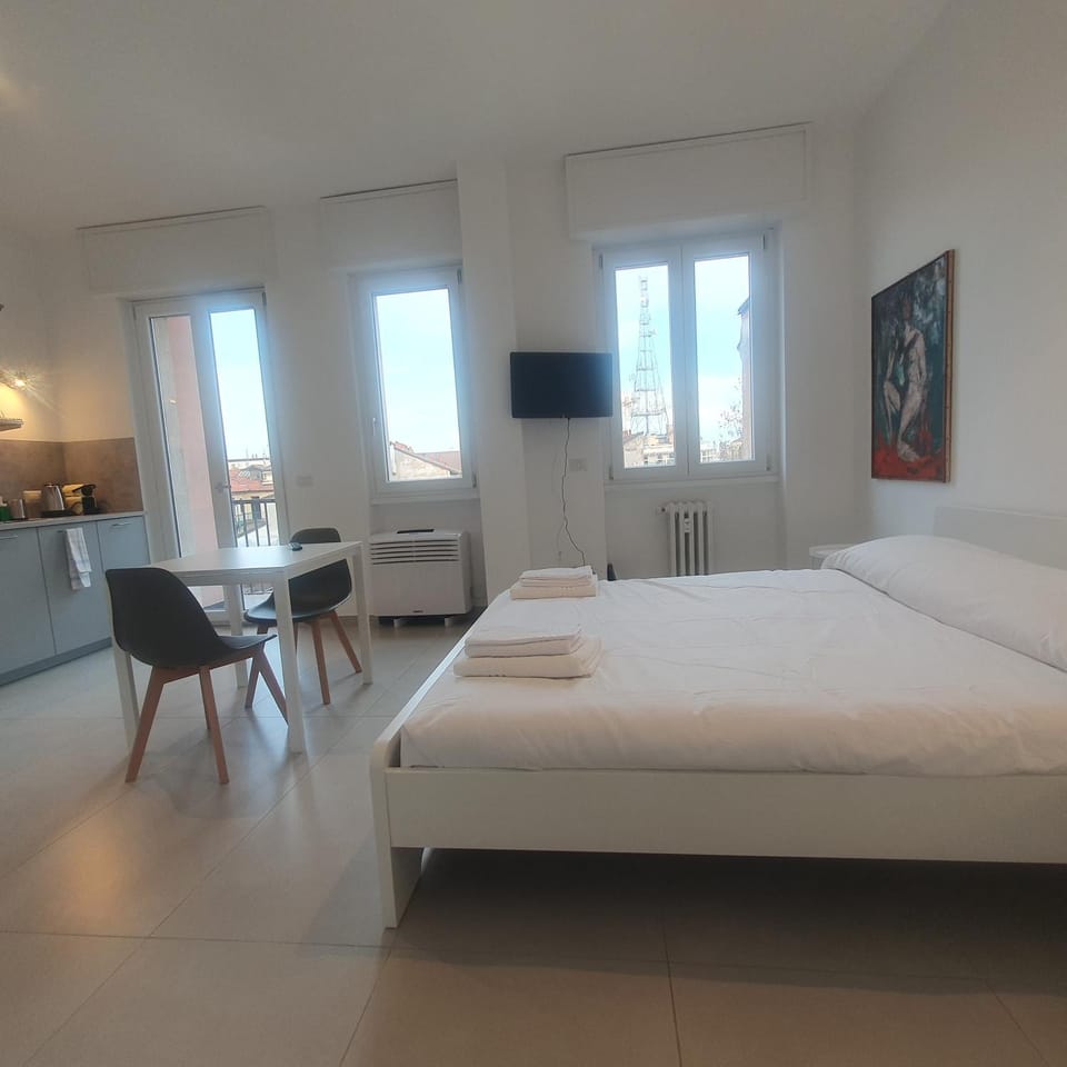 Bed, TV and multimedia, Kitchen or kitchenette, Photo of the whole room, Dining area