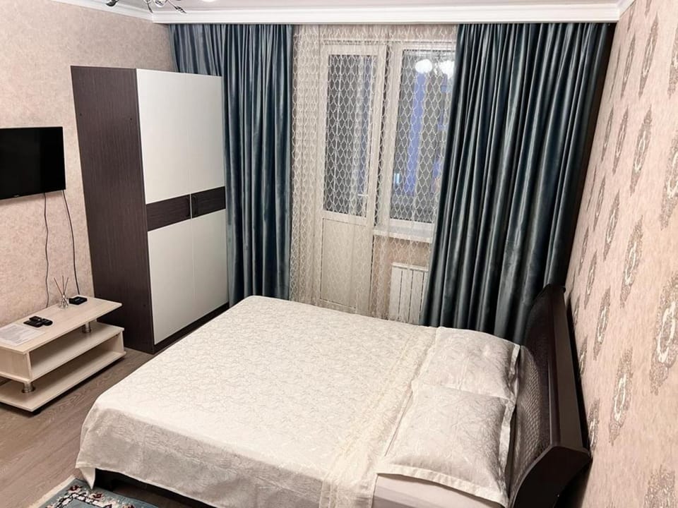 Bed, TV and multimedia, Bedroom