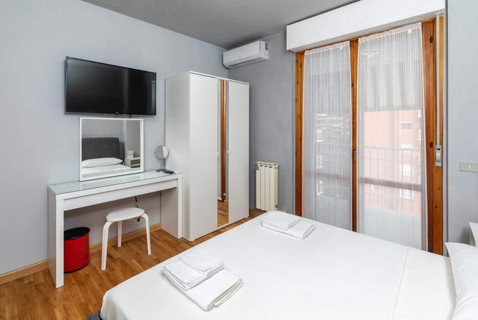 TV and multimedia, Photo of the whole room, Bedroom, wardrobe