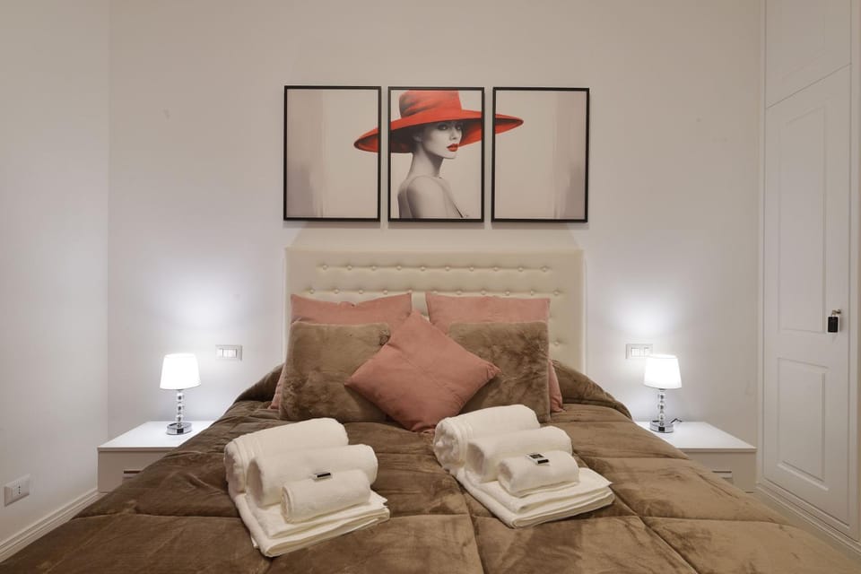 Bed, Bedroom, towels