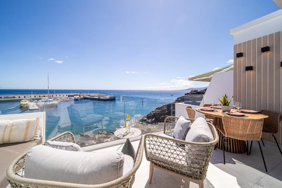 Natural landscape, View (from property/room), Balcony/Terrace, Seating area, Dining area, Sea view