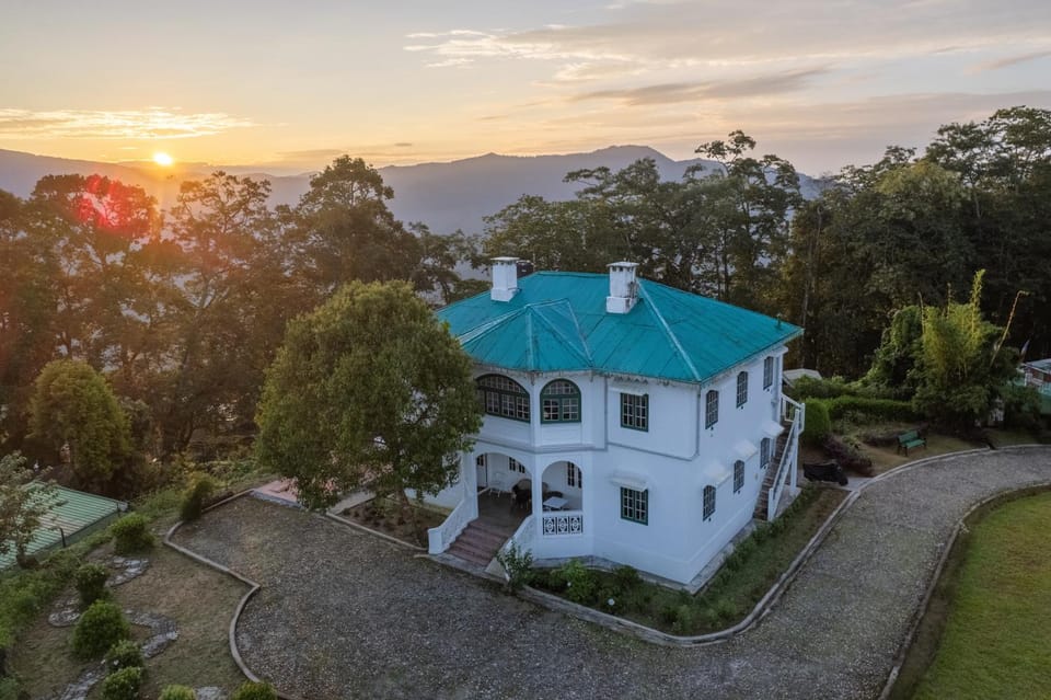 Property building, Patio, People, Natural landscape, Bird's eye view, BBQ facilities, Table tennis, Balcony/Terrace, Animals, Pets, Mountain view, Lunch, Dinner, Drinks, Sunrise, group of guests, Family, Facility for disabled guests, fireplace, wedding