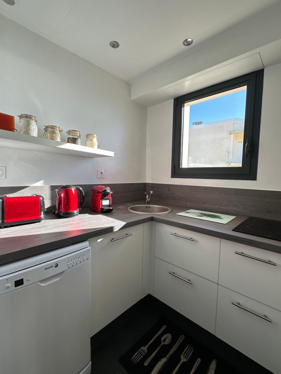 Coffee/tea facilities, Kitchen or kitchenette, dishwasher, stove