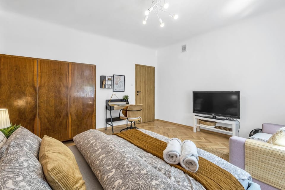 TV and multimedia, Photo of the whole room, Bedroom, wardrobe