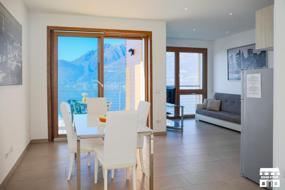 Natural landscape, TV and multimedia, Living room, Seating area, Dining area, Mountain view