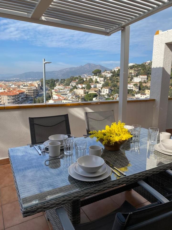 Natural landscape, View (from property/room), Balcony/Terrace, Dining area, Mountain view