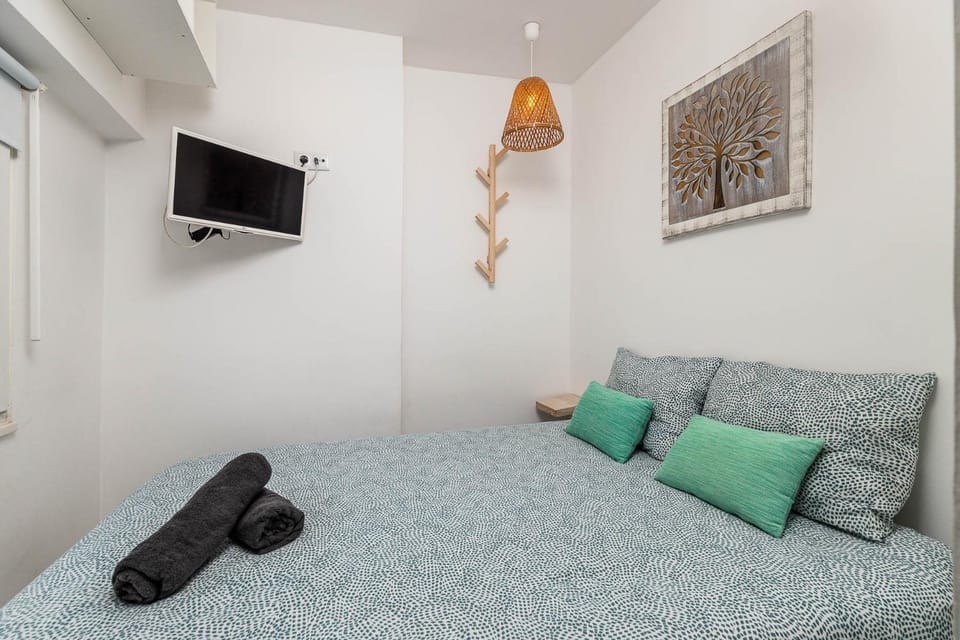 Bed, TV and multimedia, Photo of the whole room, Bedroom