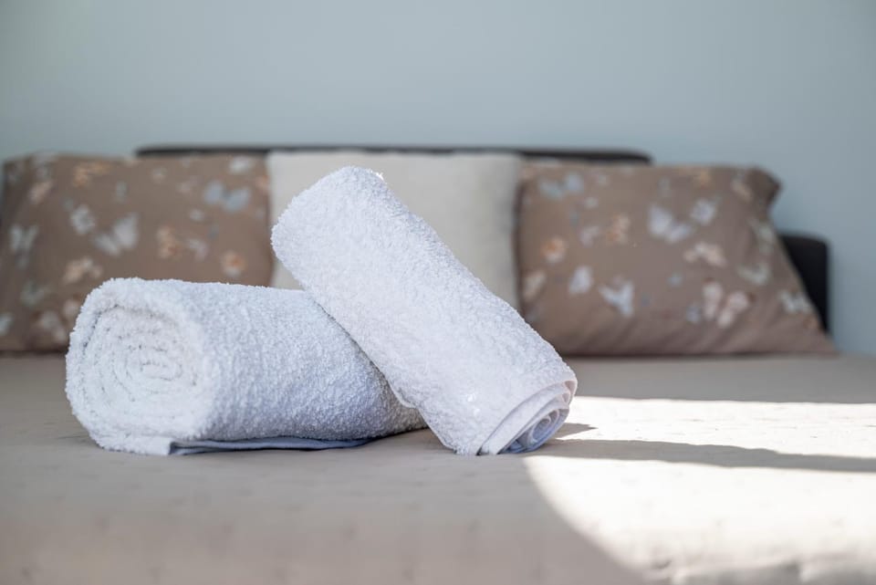 Bed, towels