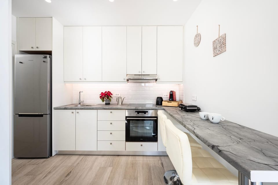 Kitchen or kitchenette, pet friendly, stove, toaster