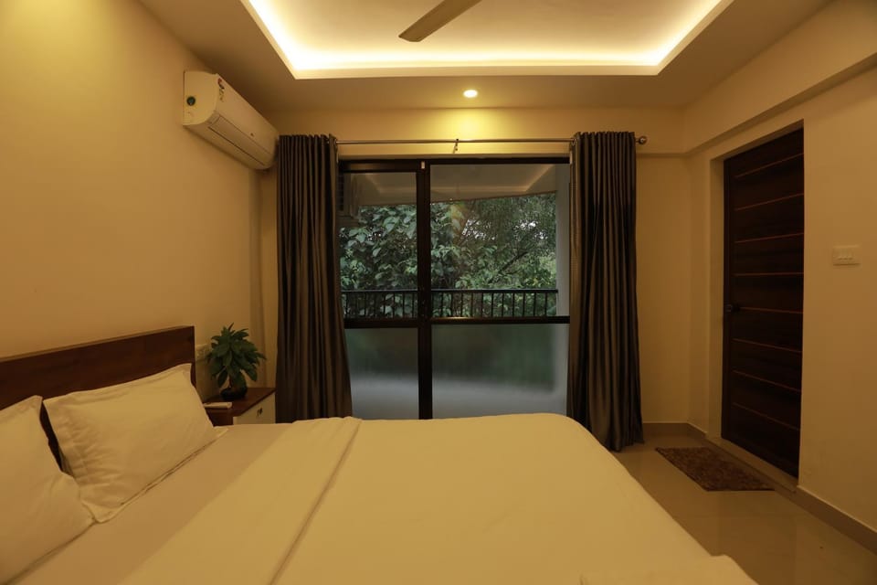 Photo of the whole room, air conditioner
