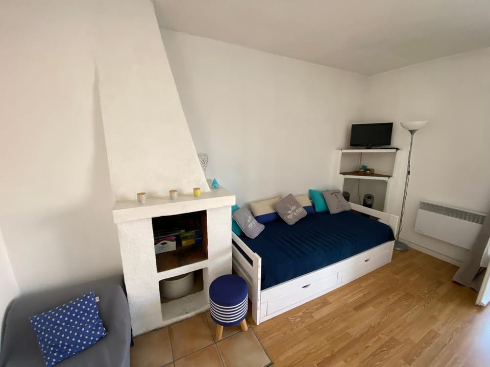 Bed, TV and multimedia, Living room