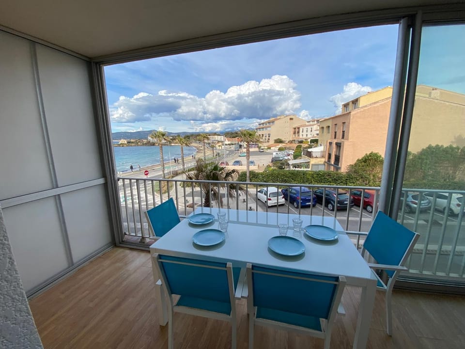 Day, View (from property/room), Dining area, Sea view