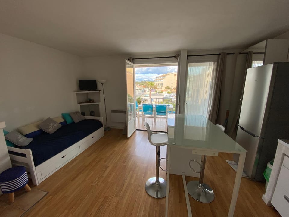 Bed, TV and multimedia, Kitchen or kitchenette, Living room, Seating area, Dining area