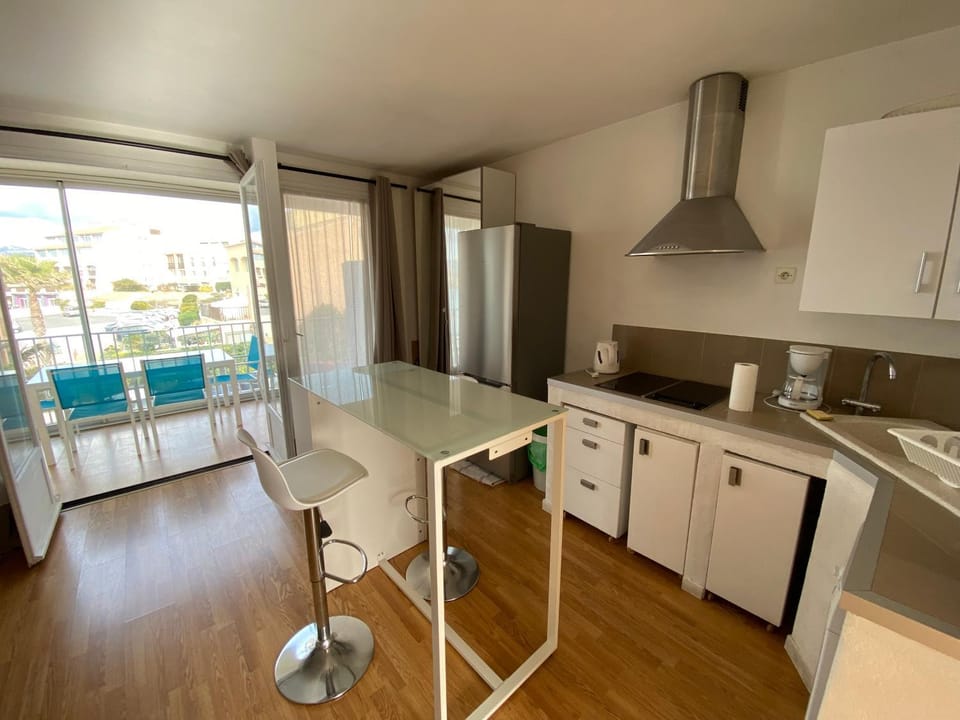 Kitchen or kitchenette, Dining area, dishwasher, stove