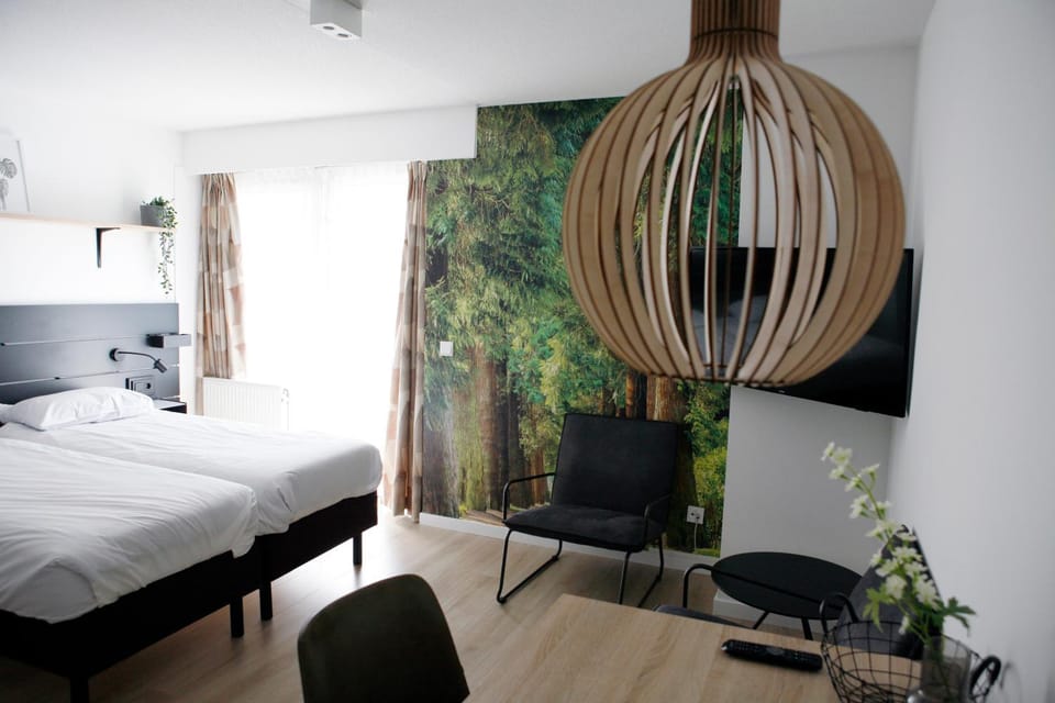 Bed, Seating area