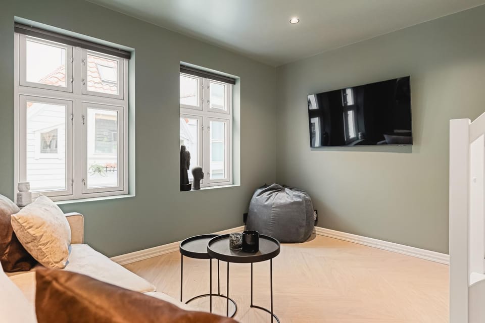 TV and multimedia, Living room, Photo of the whole room, Seating area, Evening entertainment