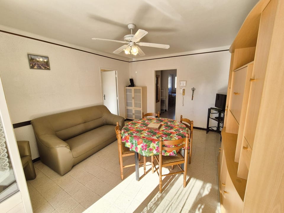 Appartement à 150 M de la plage, lave linge, Wi Fi ... Apartment in Sanary-sur-Mer