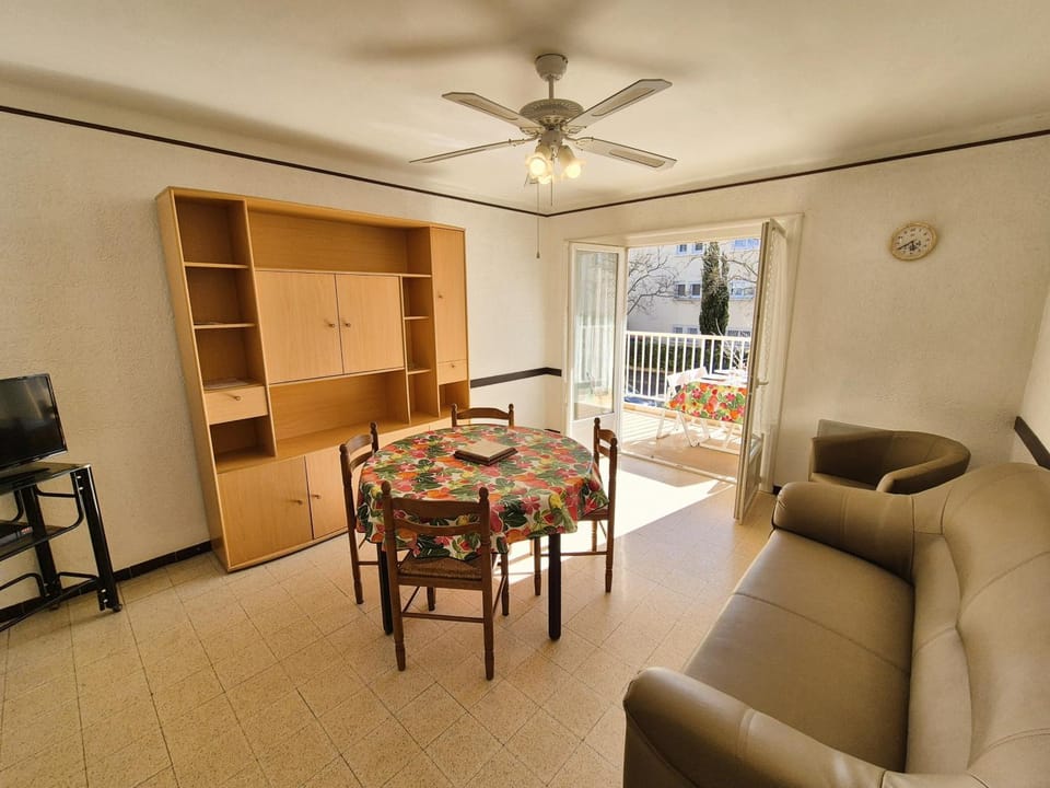 Appartement à 150 M de la plage, lave linge, Wi Fi ... Apartment in Sanary-sur-Mer