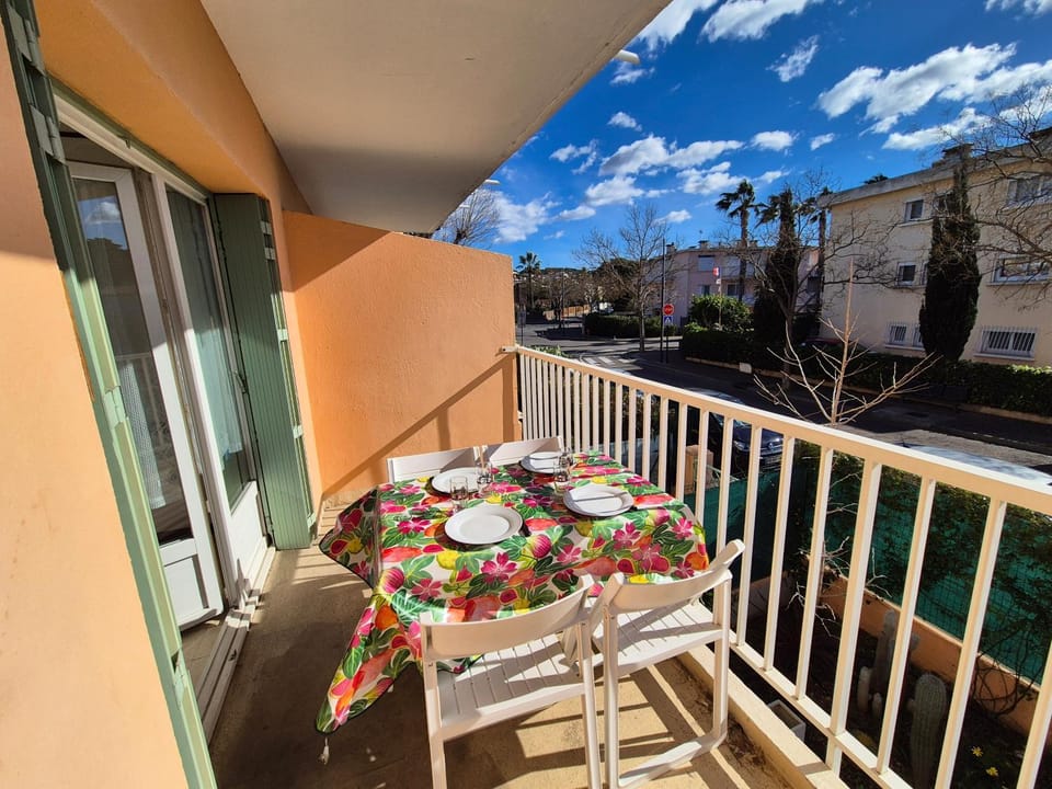 Appartement à 150 M de la plage, lave linge, Wi Fi ... Apartment in Sanary-sur-Mer