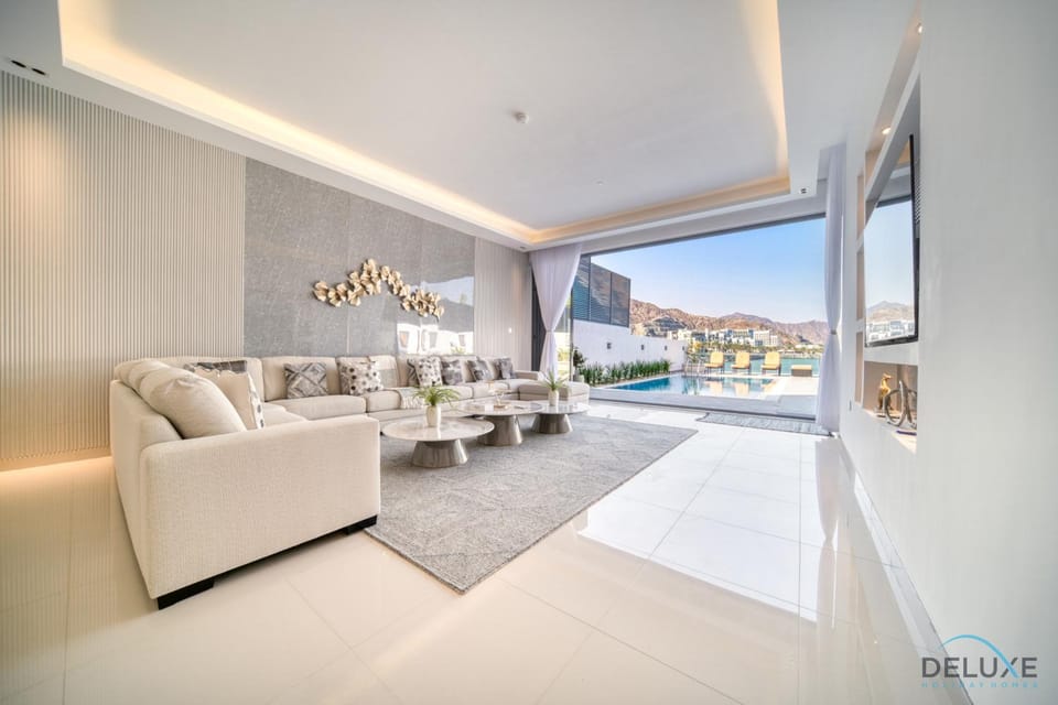 TV and multimedia, View (from property/room), Living room, Mountain view, Pool view