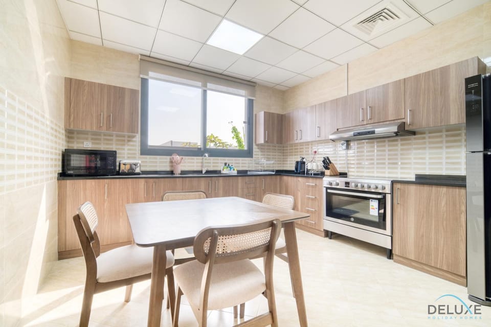 Kitchen or kitchenette, Dining area, minibar, stove, toaster
