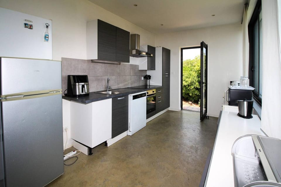 Kitchen or kitchenette, dishwasher, oven, stove