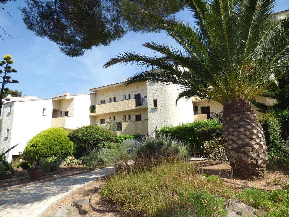 Grand Studio au calme avec PISCINE et à 5 mn à pied de la PLAGE Apartment in La Seyne-sur-Mer