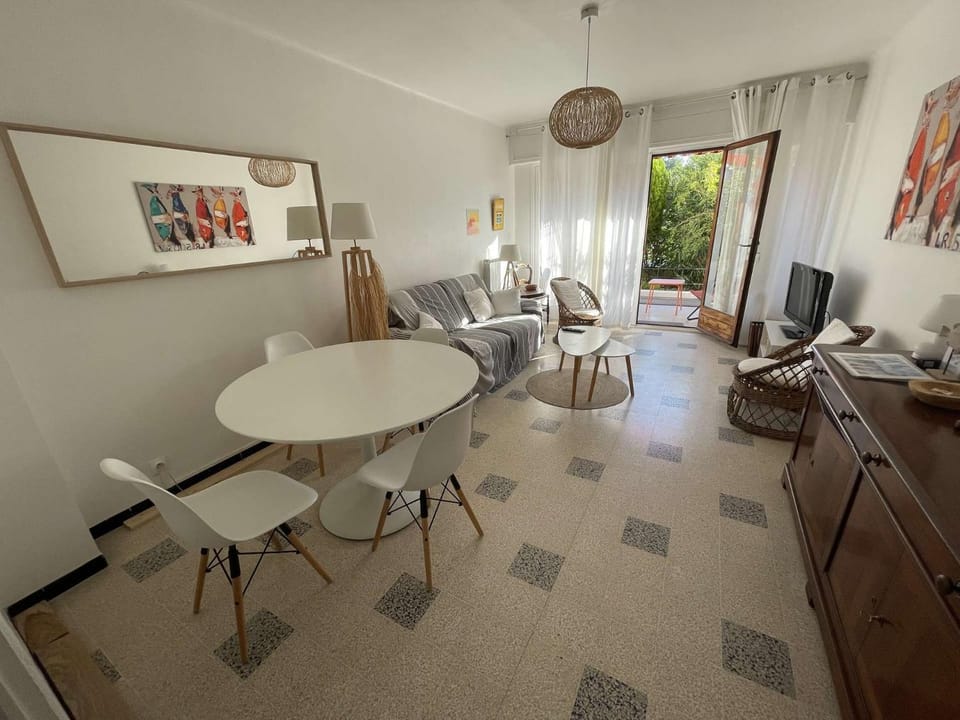 Lumineux, à deux pas de la plage, Wifi, tout équipé et tout à pied ! Apartment in La Seyne-sur-Mer