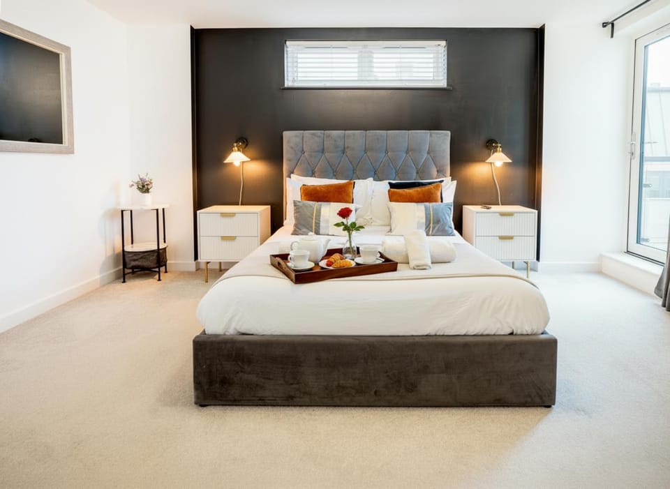 Bed, TV and multimedia, Photo of the whole room, Bedroom, towels