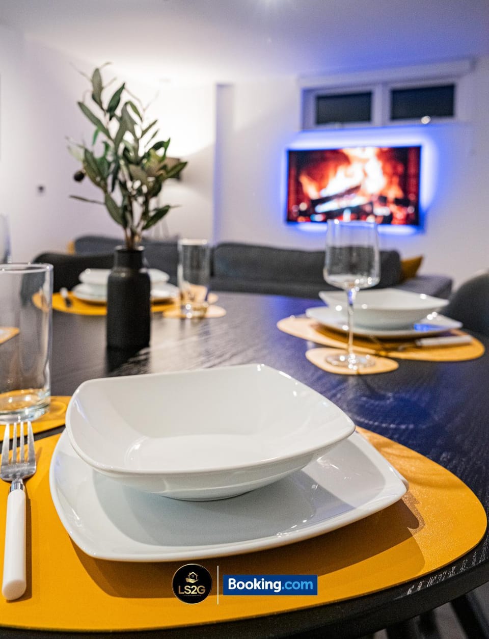 Communal lounge/ TV room, TV and multimedia, Dining area