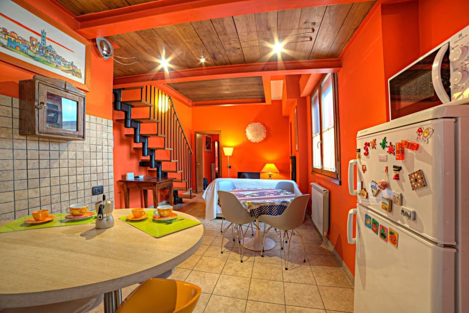 Kitchen or kitchenette, Living room, Seating area, Dining area, minibar, pet friendly