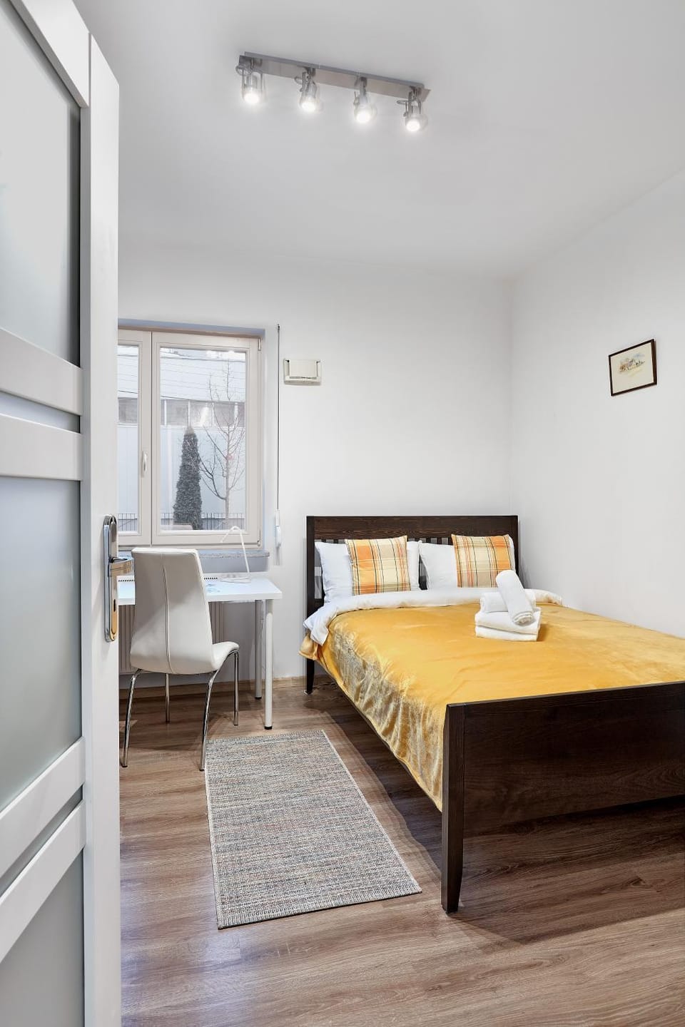 Bed, Photo of the whole room, Bedroom, towels