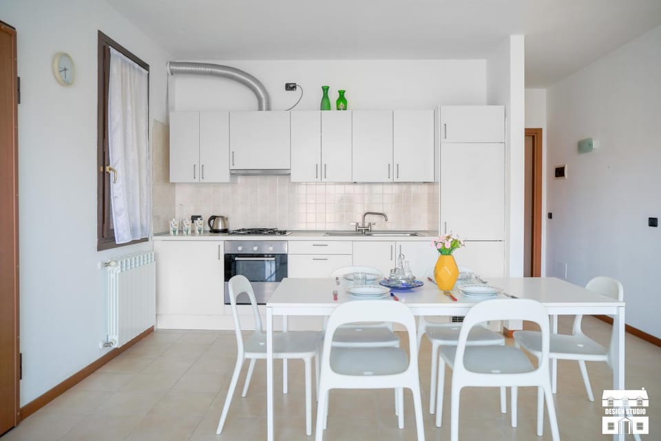Kitchen or kitchenette, Dining area, pet friendly, stove
