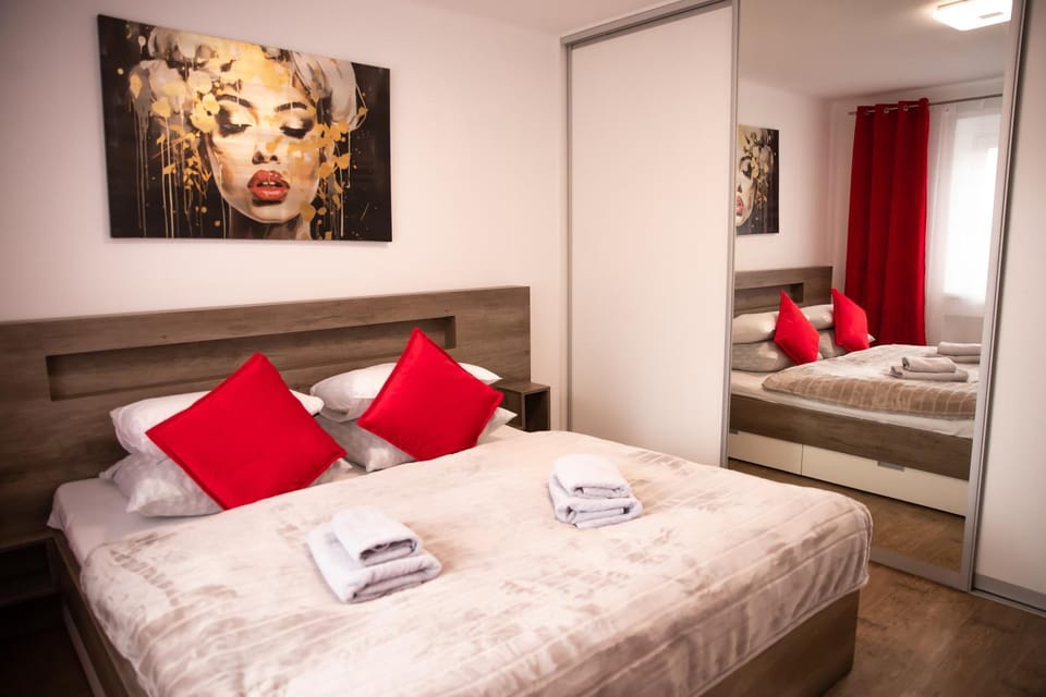 Bed, Photo of the whole room, Bedroom, towels