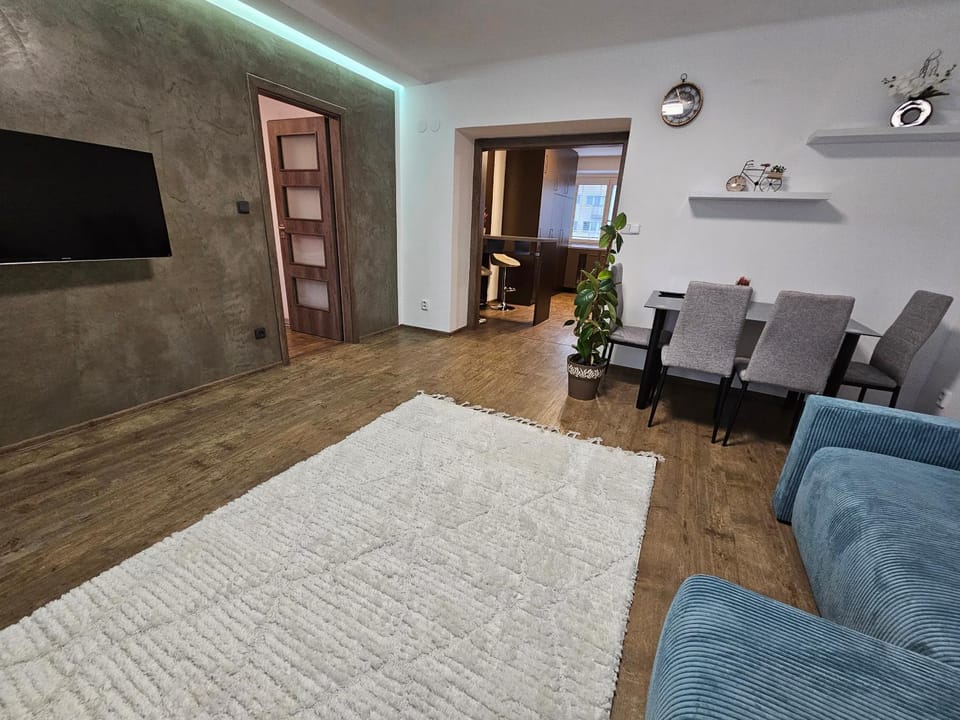 TV and multimedia, Living room, Photo of the whole room, Seating area, Evening entertainment