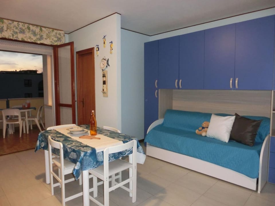 Restaurant/places to eat, Living room, Dining area, Bedroom