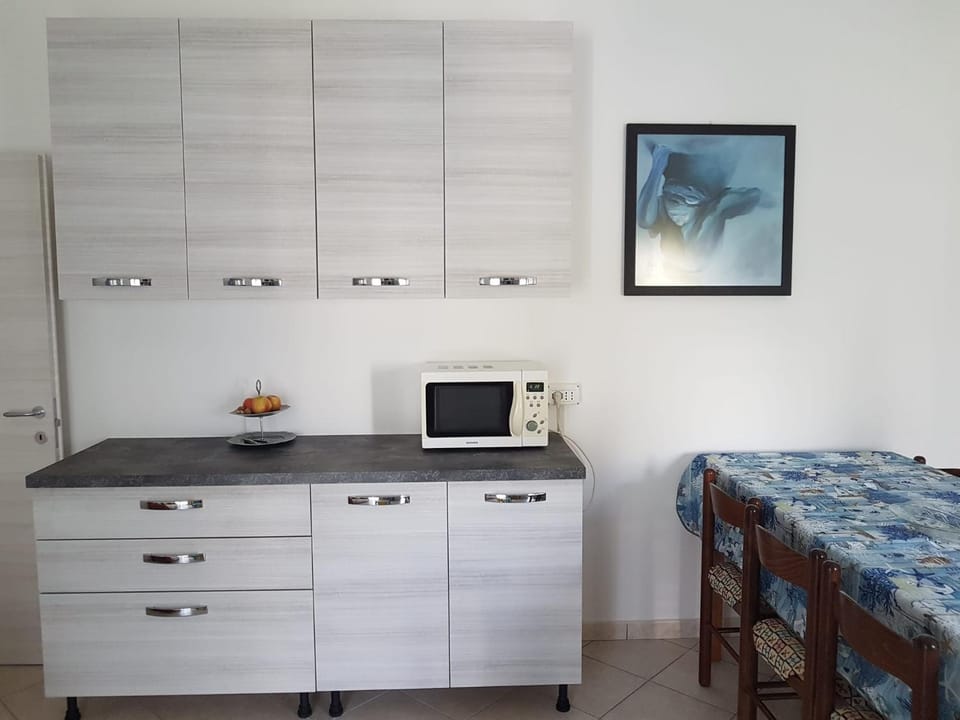 Kitchen or kitchenette, minibar