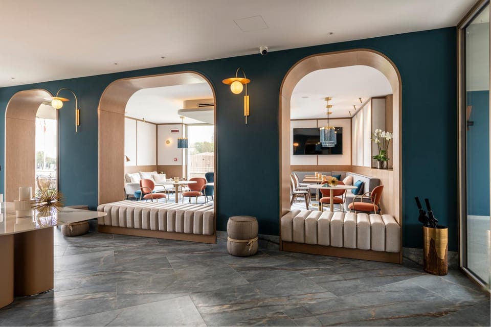 Communal lounge/ TV room, Lobby or reception, Seating area