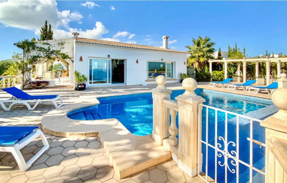 Property building, Patio, Day, Pool view, Swimming pool, sunbed