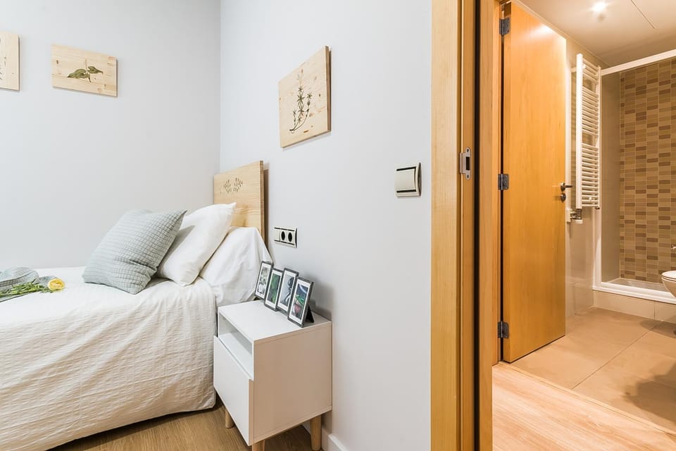 Photo of the whole room, Bedroom