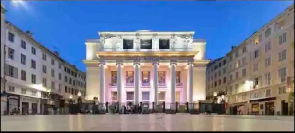 Studi 400 Vieux Port Opéra Apartment in Marseille