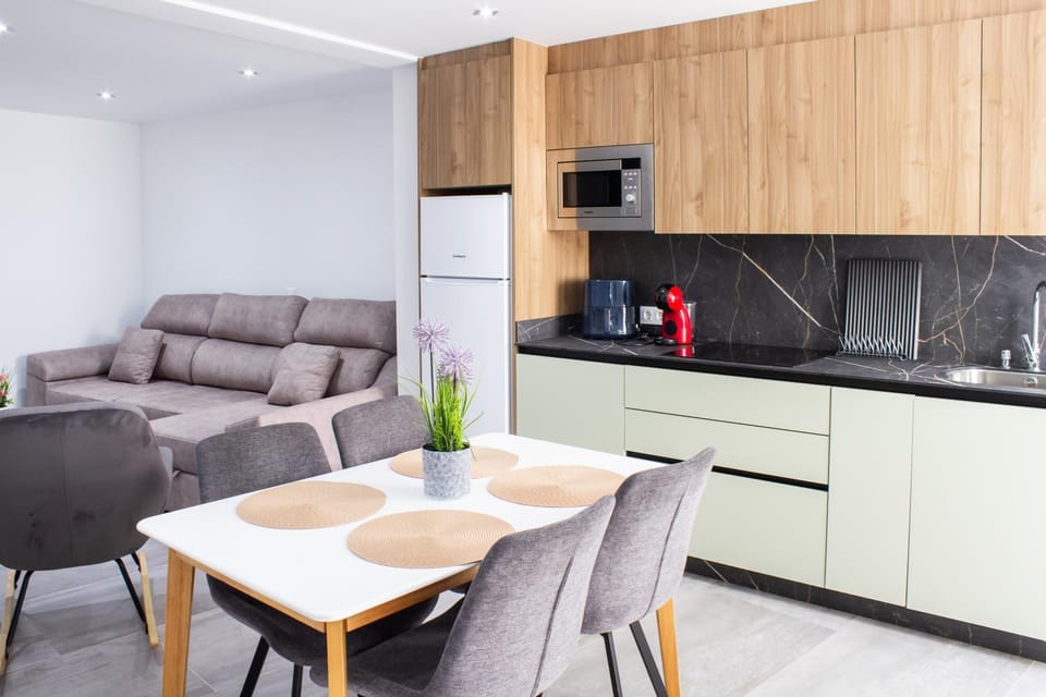 Coffee/tea facilities, Kitchen or kitchenette, Living room, Seating area, Dining area, stove, toaster
