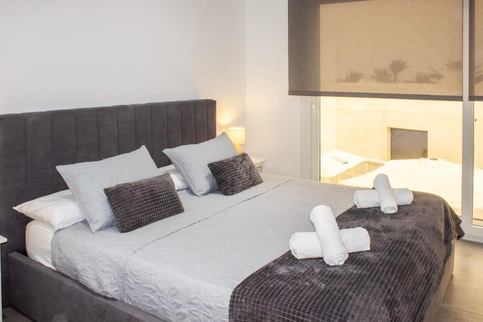 Bed, Photo of the whole room, Bedroom, towels