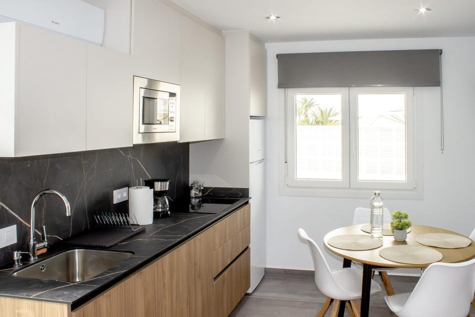 Coffee/tea facilities, Kitchen or kitchenette, Dining area, stove, toaster