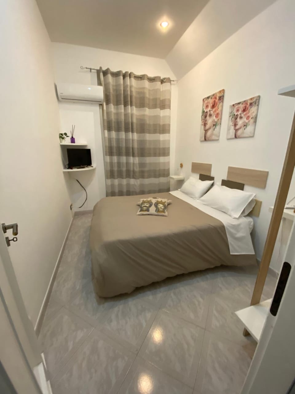 Bed, TV and multimedia, Photo of the whole room, Bedroom, towels