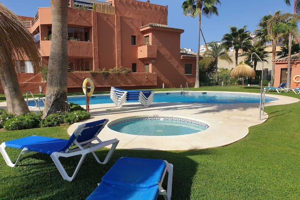 Swimming pool, sunbed